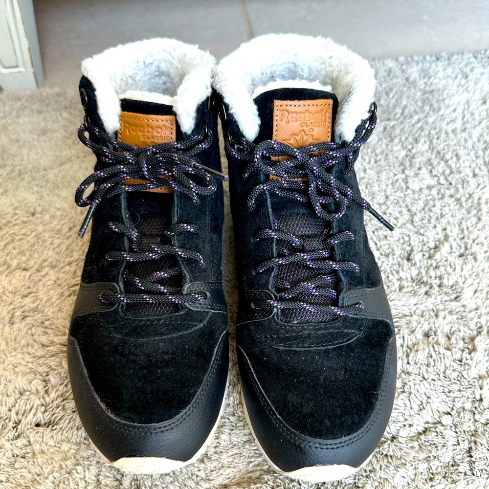 Reebok, sheerling lined tennis shoes, size 7 1/2, black